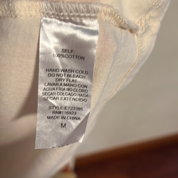 Easel size medium NWT tee - Picture 9 of 9